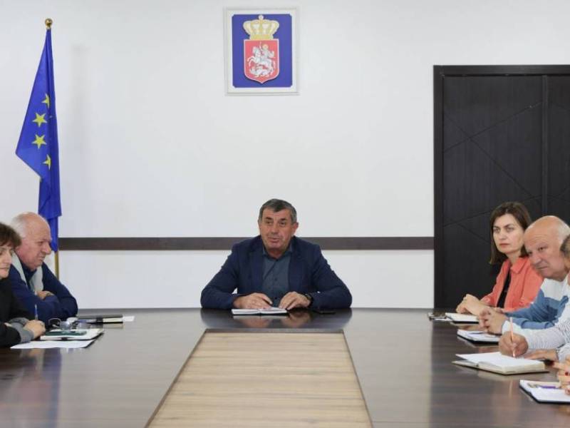ცაგერის მუნიციპალიტეტის მერის მოვალეობის შემსრულებელმა რევაზ ახვლედიანმა, ადმინისტრაციული ერთეულების ხელმძღვანელებთან სამუშაო შეხვედრა გამართა